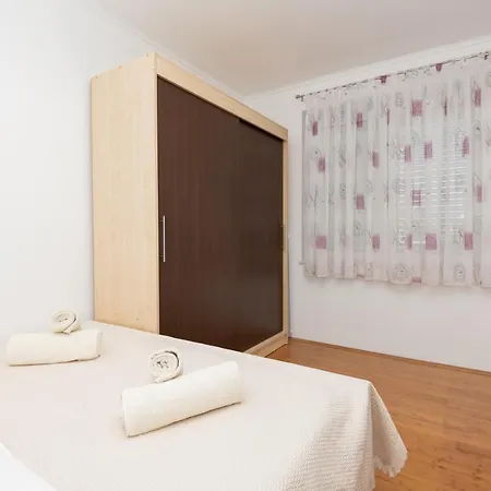 Ante Apartment *