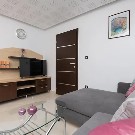 Ante Apartment *